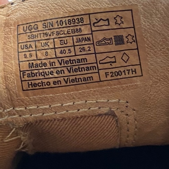 UGG BLACK LEATHER HEELED PULL ON BOOTS SZ 9.5 - Picture 8 of 8